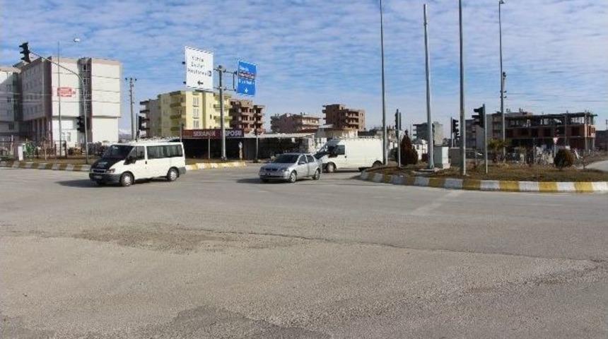 &Ccedil;alışmayan Trafik Işıkları S&uuml;r&uuml;c&uuml;lere Zor Anlar Yaşatıyor