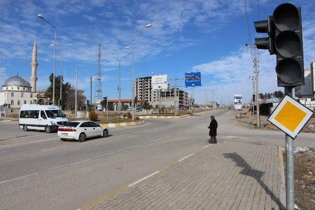 Çalışmayan Trafik Işıkları Sürücülere Zor Anlar Yaşatıyor