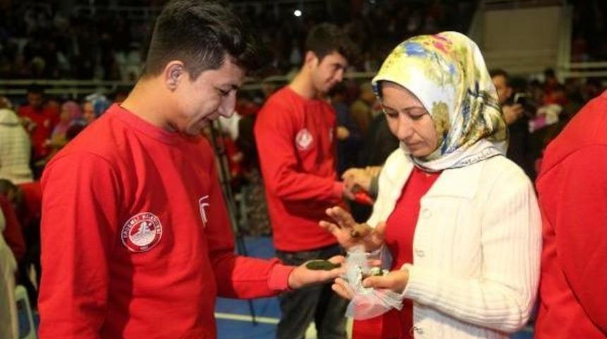 Mersin'de 'kınalı Kuzular&rsquo; Askere Uğurlandı