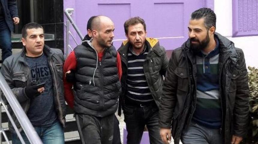 Otomobil &Ccedil;alan Cezaevi Firarisi Apartmanın &Ccedil;atısında Yakalandı