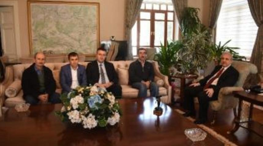 Somalı Muhtarlar Vali G&uuml;ven&ccedil;er&rsquo;e Madenci Heykeli Hediye Etti