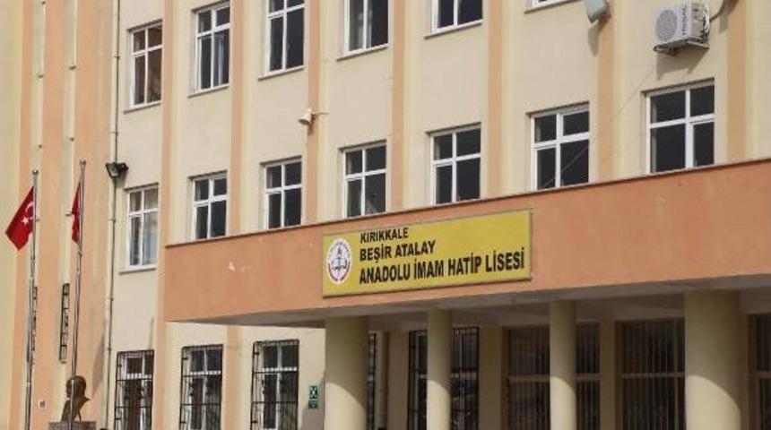 Derste Uygunsuz Şekilde Oturan Din Dersi &Ouml;ğretmeni Hakkında Soruşturma A&ccedil;ıldı