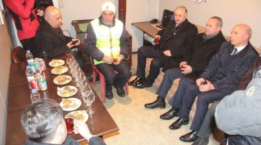 Validen Eksi 25 Derece Soğukta N&ouml;bet Tutan Polislere Tatlı