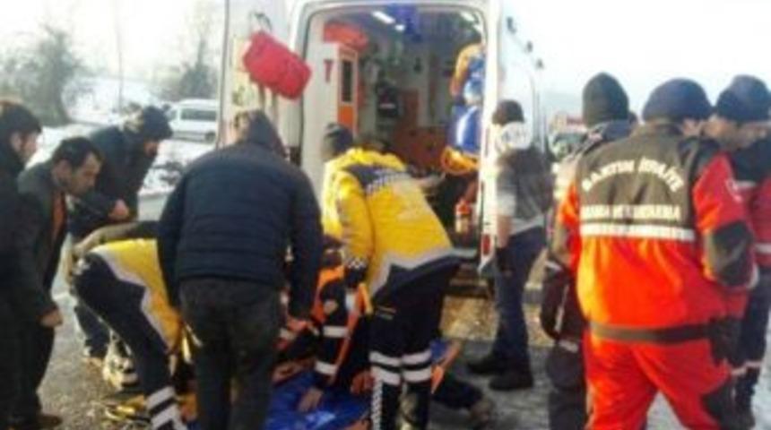 Bartın&rsquo;da Otomobil Şarampole Yuvarlandı: 3 Yaralı