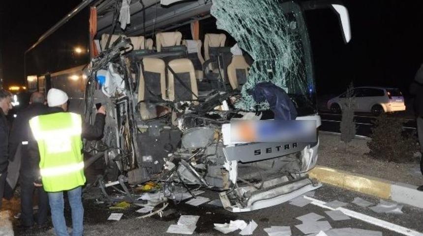 Uşak’ta Otobüs Kamyona Arkadan Çarptı: 1 Ölü, 12 Yaralı