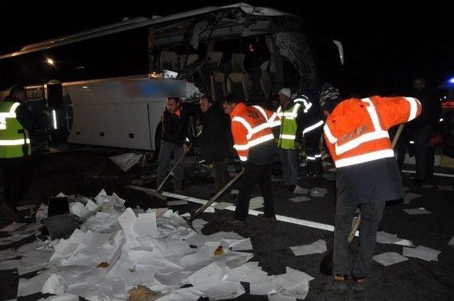 Uşak’ta Otobüs Kamyona Arkadan Çarptı: 1 Ölü, 12 Yaralı