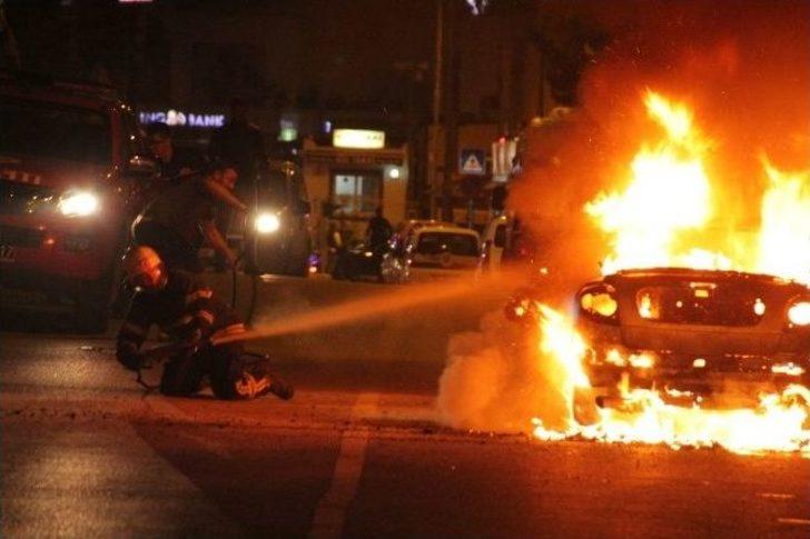 Otomobil Sokak Ortasında Alev Alev Yandı G1