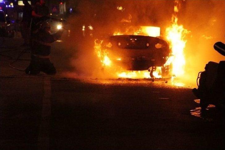 Otomobil Sokak Ortasında Alev Alev Yandı G2