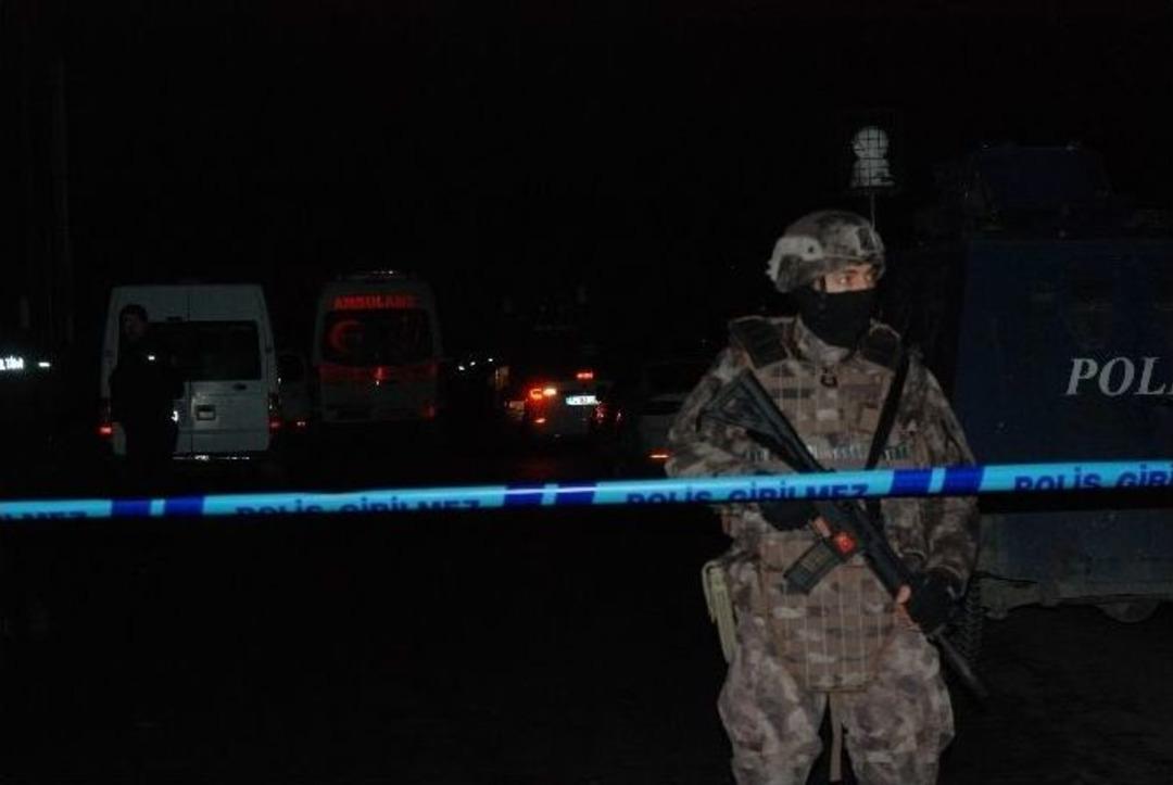 Gaziosmanpaşa&rsquo;da Dur İhtarına Uymayan Ş&uuml;phelilerle Polis Arasında &Ccedil;atışma &Ccedil;ıktı