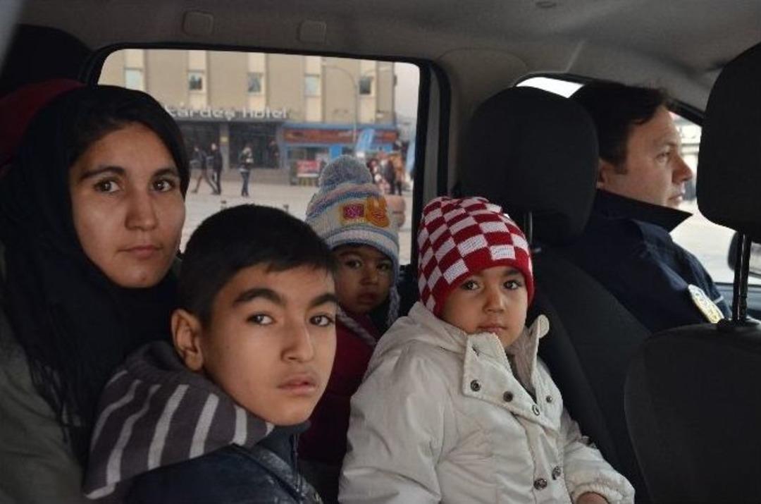 (&ouml;zel Haber) G&uuml;nlerdir Sokaklarda Yatan 3 &Ccedil;ocuklu Afgan Aileye Polis Şefkati