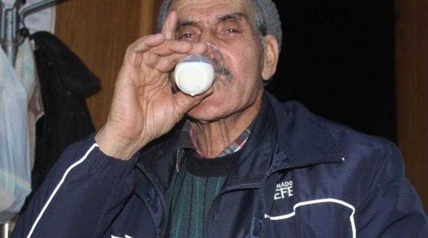 Adı Kahvehane, Kendi S&uuml;thane