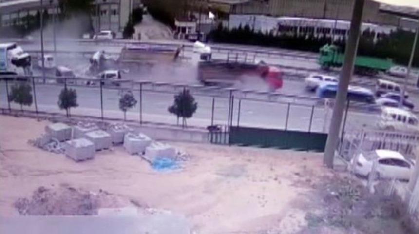 (&ouml;zel Haber) 1 Kişinin &Ouml;ld&uuml;ğ&uuml; 17 Kişinin Yaralandığı Kamyon Dehşeti Kameraya Yansıdı