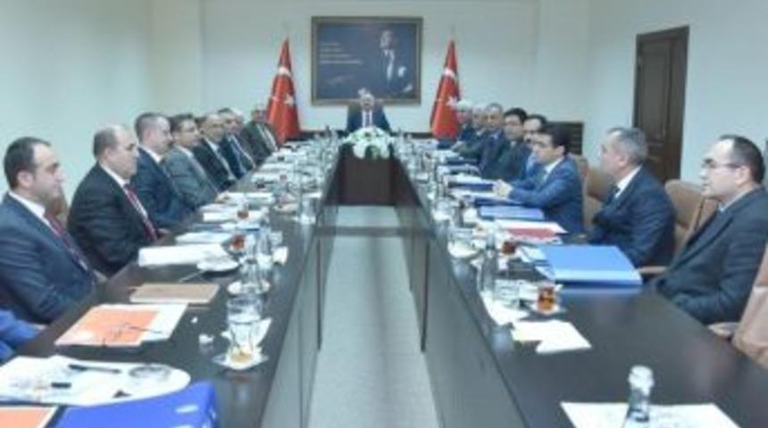 Vali &Ccedil;akacak, Kaymakamlara Uyuşturucuyla M&uuml;cadelede Sıkı Denetim Talimatı Verdi