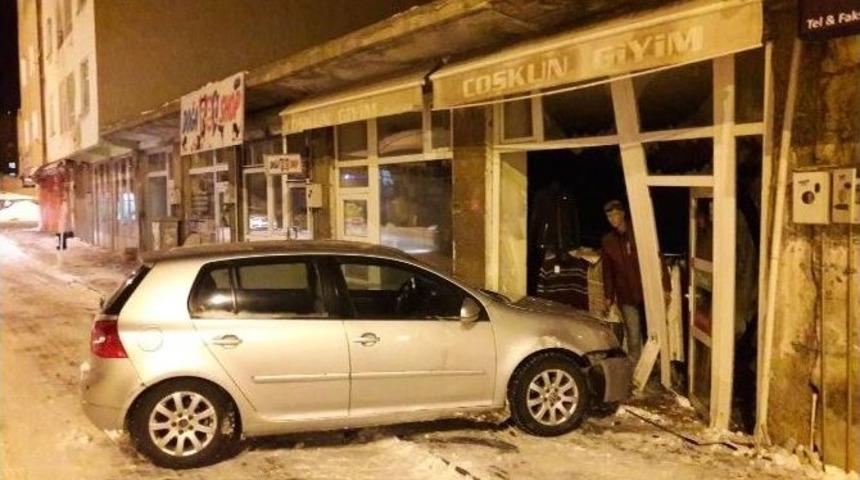 Buzda Kayan Otomobil İş Yerine Girdi