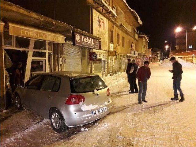 Buzda Kayan Otomobil İş Yerine Girdi