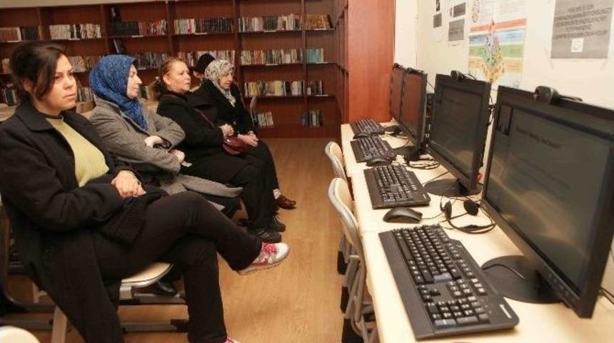 Bayraklı K&uuml;t&uuml;phanelerinde Online Seminer D&ouml;nemi