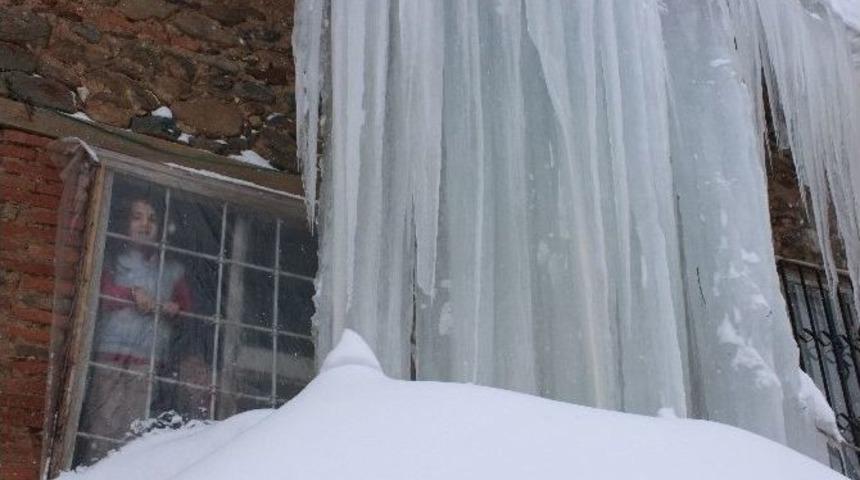 Muş&rsquo;ta 5 Metrelik Buz Sarkıtı G&ouml;renleri Şaşırtıyor