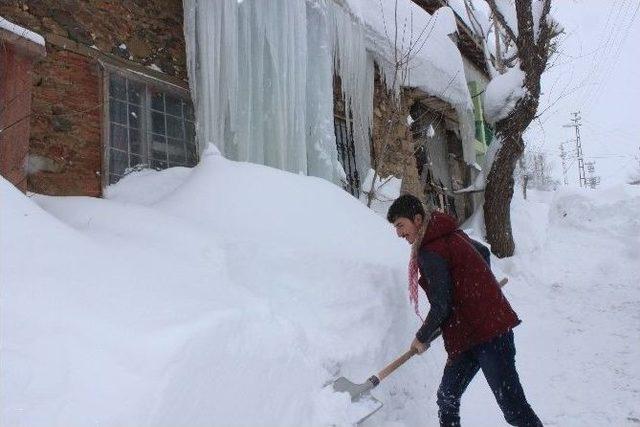 Muş’ta 5 Metrelik Buz Sarkıtı Görenleri Şaşırtıyor