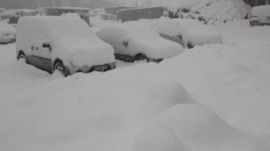 Hakkari&rsquo;de 8 K&ouml;y İle 36 Mezra Yolu Ulaşıma Kapandı