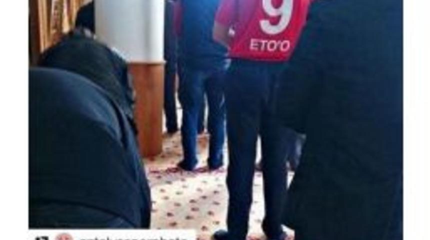 Eto&rsquo;o&rsquo;dan &lsquo;namazlı&rsquo; Paylaşım