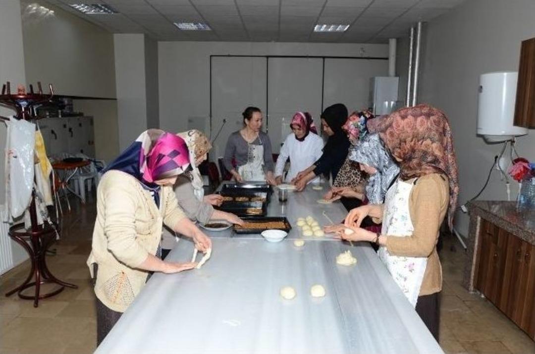 Paland&ouml;ken Belediyesi&rsquo;nin A&ccedil;tığı Bu Kursa Kadınlar B&uuml;y&uuml;k İlgi G&ouml;steriyor