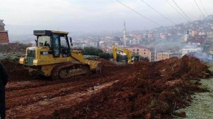 İzmit&rsquo;te Parke Yol &Ccedil;alışması Devam Ediyor