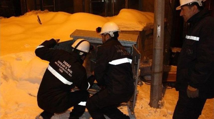 Vedaş Arıza Ekibinin Zorlu Kış Mesaisi