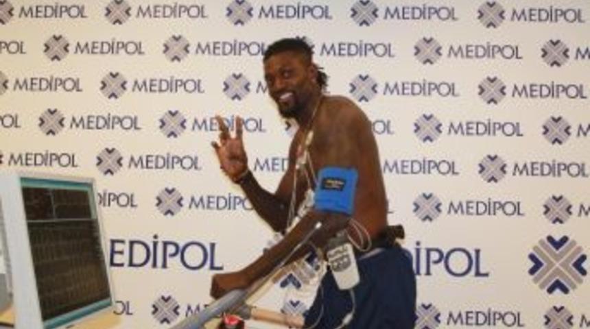 Medipol Başakşehir’in Yeni Transferi Emmanuel Adebayor Sağlık Taramasından Geçti