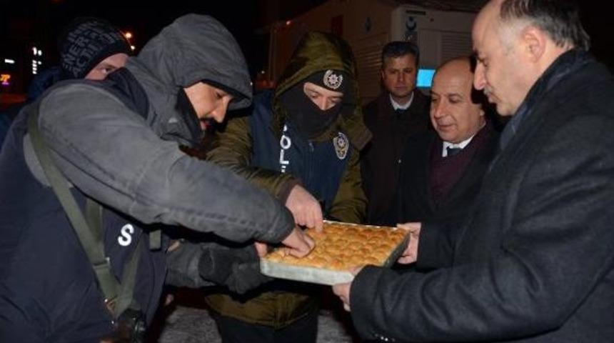 Validen Polise 'baklavalı' Ziyaret