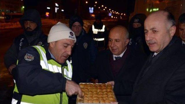 Validen Polise 'baklavalı' Ziyaret