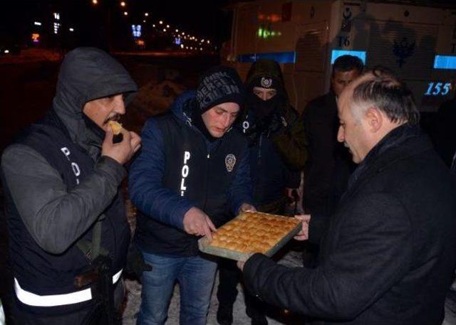 Validen Polise 'baklavalı' Ziyaret