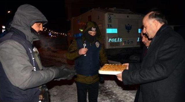 Validen Polise 'baklavalı' Ziyaret