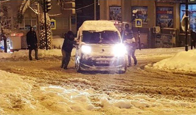 Yolda Kalan Araçları Üzerlerine Oturarak Kurtardılar