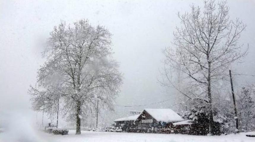 Rize'de 348 K&ouml;y Yolu Kardan Kapalı