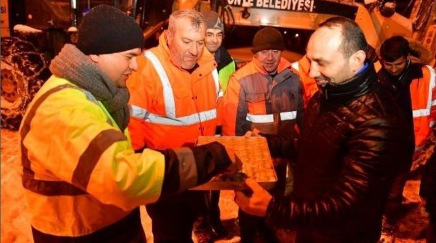 Başkandan Yol Ekiplerine Tatlı İkramı