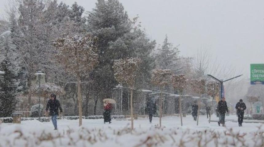 Elazığ&rsquo;da Kar Yağışı Etkisini G&ouml;stermeye Başladı