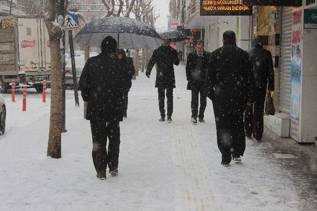 Elazığ’da Kar Yağışı Etkisini Göstermeye Başladı