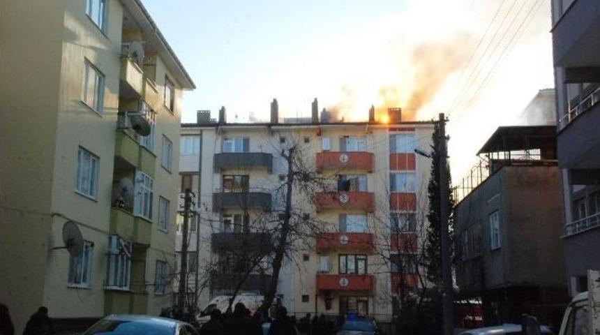 &Ccedil;atı Arasına Boşaltılan Soba Kovası Binayı Yakıyordu