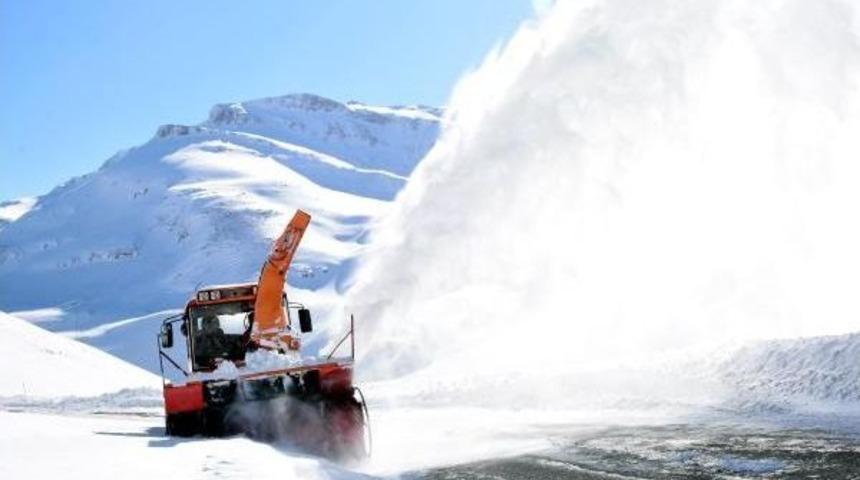 Van'da Kapalı 716 Mahalle Yolundan 681'i Ulaşıma A&ccedil;ıldı