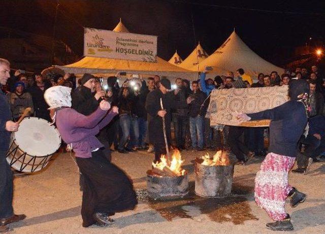 Aşıklar Herfene Şenliğinde Soğukta Atıştı