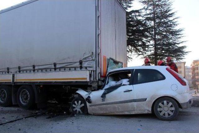 Park Halindeki Tır'a Çarpan Otomobilin Sürücüsü Öldü