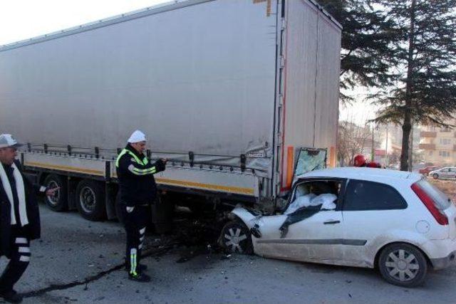 Park Halindeki Tır'a Çarpan Otomobilin Sürücüsü Öldü