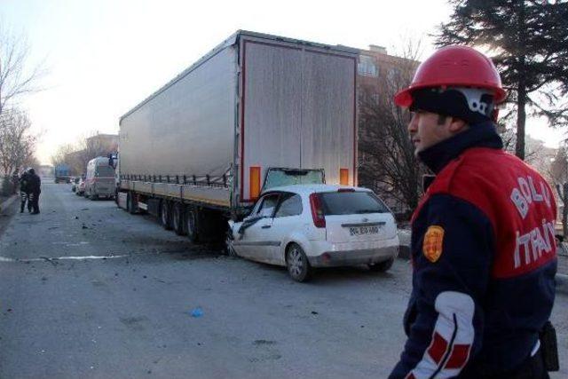 Park Halindeki Tır'a Çarpan Otomobilin Sürücüsü Öldü