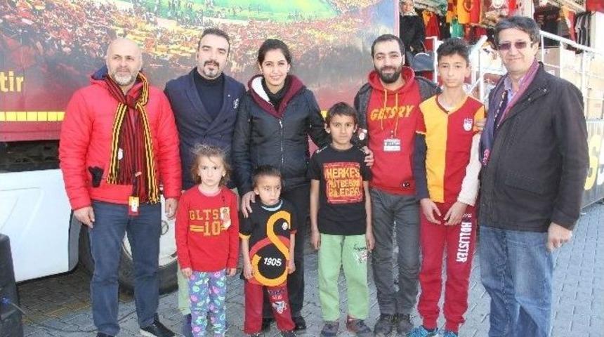 Fethiye&rsquo;de Minik Taraftarlara Forma Hediye Edildi