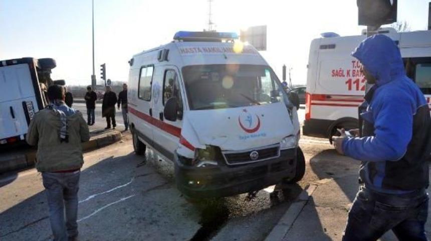 Kamyonet Ile Hasta Nakil Ambulansı Çarpıştı: 3 Yaralı