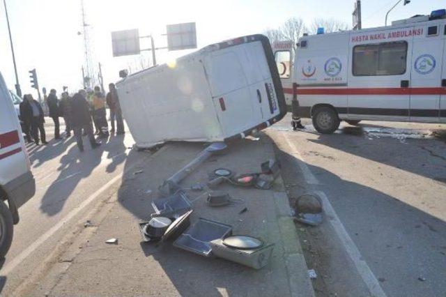 Kamyonet Ile Hasta Nakil Ambulansı Çarpıştı: 3 Yaralı