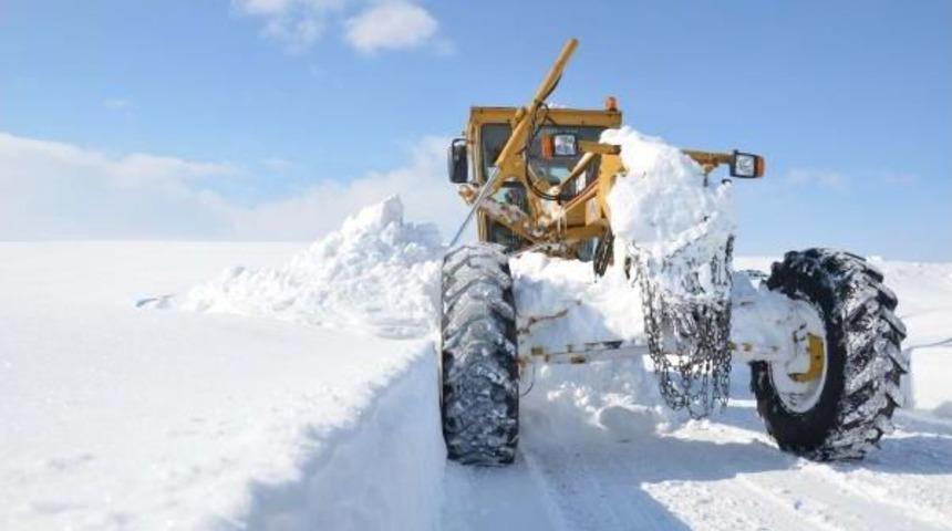 Muş'ta Kardan Kapanan K&ouml;y Yollarını &Ouml;zel Idare A&ccedil;ıyor