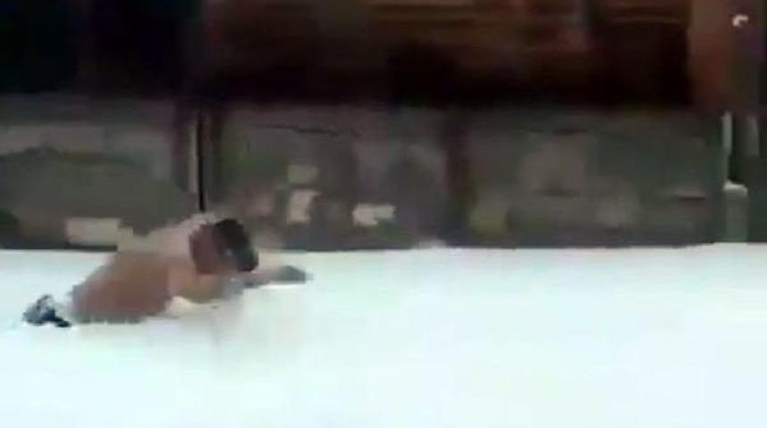 Sosyal Medyada Karda Yüzen Gencin Videosu Ilgi Gördü