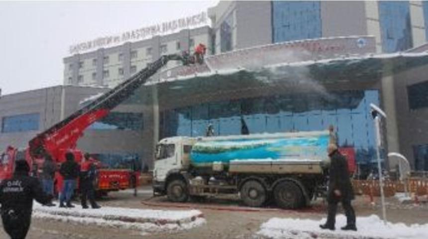 Hastane &Ccedil;atısında Kar Temizliği