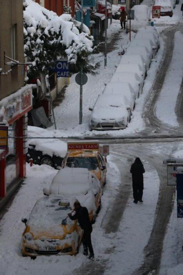 Yolda Kalan Araçları Üzerlerine Oturarak Kurtardılar (2)